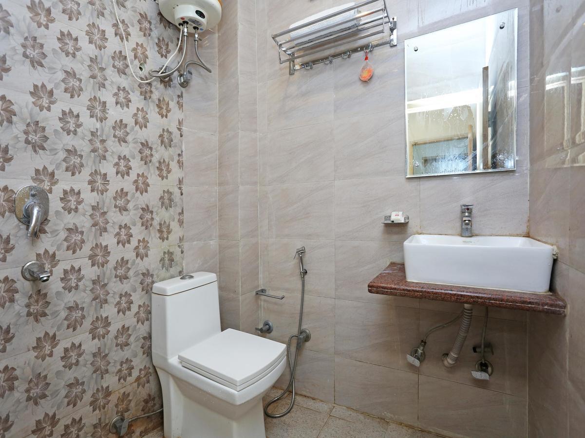 Oyo 9233 Hotel Cottage Lord Krishna Нью-Дели Экстерьер фото